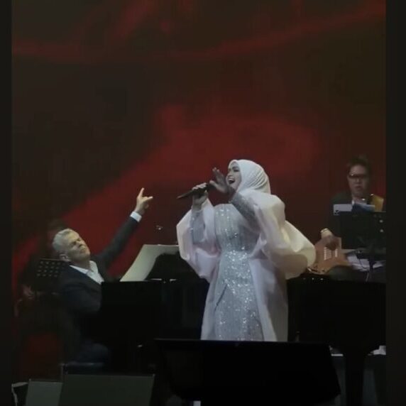 Siti Nurhaliza hitting the high notes with Canadian composer David Foster (screenshot)